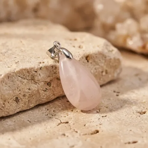 Pendentif Sanaé Quartz Rose – Petite Goutte d’Amour & Douceur