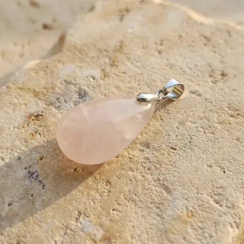 Pendentif Sanaé Quartz Rose – Petite Goutte d’Amour & Douceur
