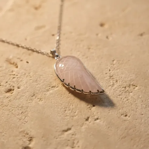 Collier Quartz Rose Aile d’Ange – Amour & Douceur du Cœur