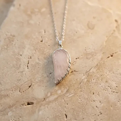 Collier Quartz Rose Aile d’Ange – Amour & Douceur du Cœur