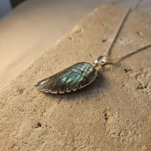 Collier Labradorite Aile d’Ange – Intuition & Protection Énergétique