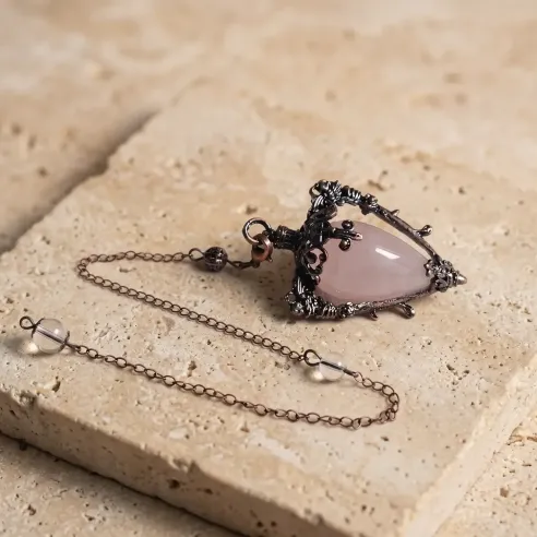 Pendule witchy Quartz Rose – Divination & Amour