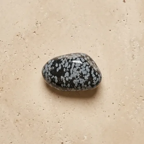 Galet Obsidienne Flocon de Neige – Ancrage, sérénité et protection
