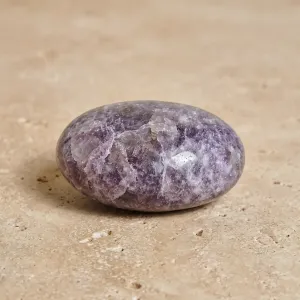Galet de lépidolite – Pierre apaisante pour émotions intérieures