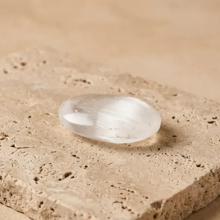 Galet de Sélénite – Pierre naturelle apaisante pour méditation et purification