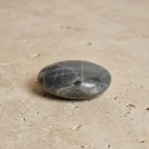 Galet Labradorite – Pierre de protection et d’équilibre émotionnel