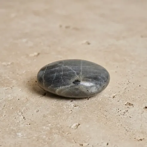 Galet Labradorite – Pierre de protection et d’équilibre émotionnel