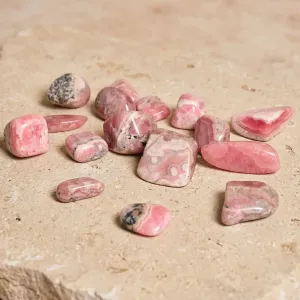 Pierre rhodochrosite roulée – Amour & guérison émotionnelle