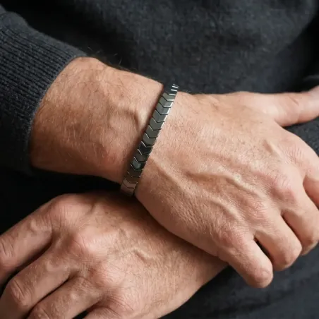 Bracelet Hématite en Flèche Homme – Force & Ancrage