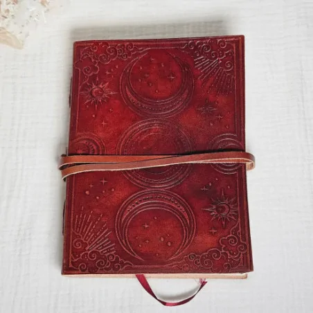Grimoire en Cuir Triple Lune – Journal Ésotérique Artisanal