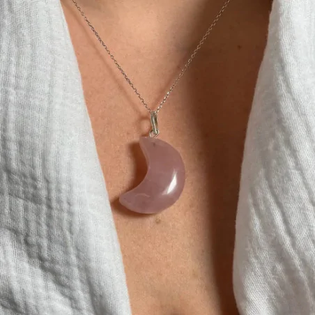 Pendentif Lune en Quartz Rose – Amour & Douceur sacrée