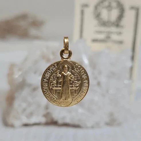 Médaille Saint Benoît dorée – Talisman protecteur sacré