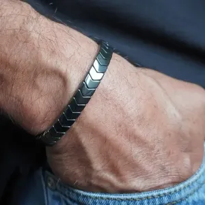 Bracelet Hématite en Flèche Homme – Force & Ancrage