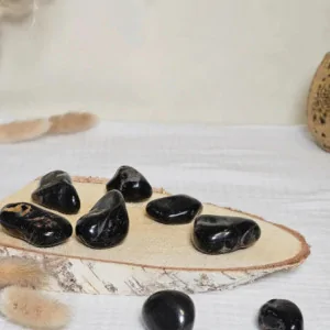 Pierre roulée en Onyx noir – Ancrage & protection