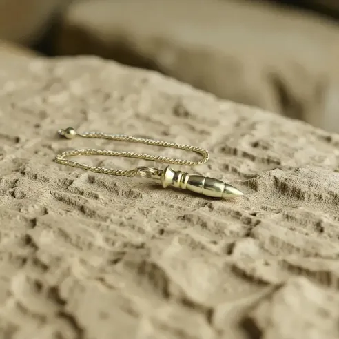 Pendule Nil Métal Doré Fin – Élégance et Précision Spirituelle