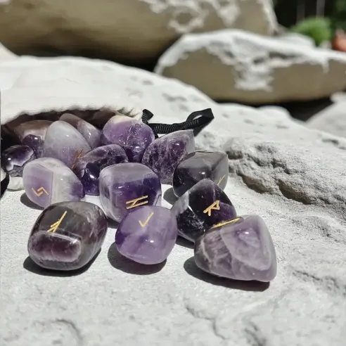 Runes en Améthyste – Divination et intuition spirituelle
