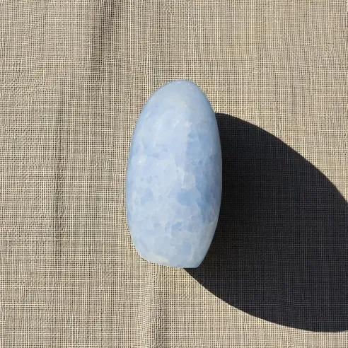 Calcite Bleue Forme Libre 780g – calme et communication