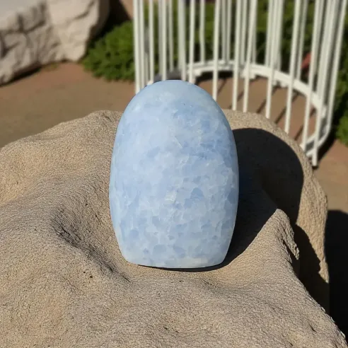 Calcite Bleue Forme Libre 780g – calme et communication