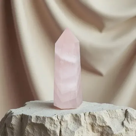 Obélisque en quartz rose – pierre d’amour et douceur