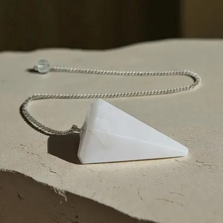 Pendule Quartz Laiteux Cône – Clarté Énergétique et Douceur