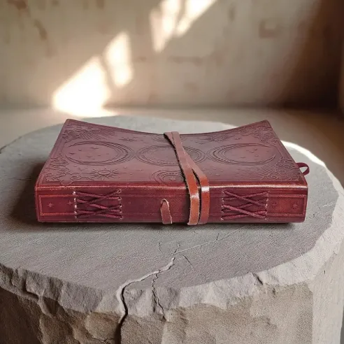 Grimoire en Cuir Triple Lune – Journal Ésotérique Artisanal
