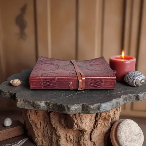 Grimoire en Cuir Triple Lune – Journal Ésotérique Artisanal