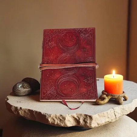 Grimoire en Cuir Triple Lune – Journal Ésotérique Artisanal
