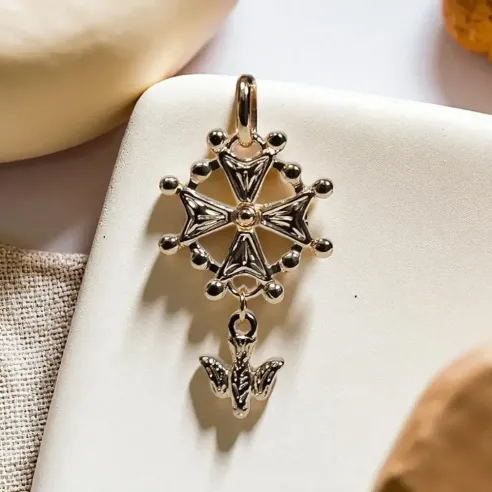 Croix huguenote argent – Élégance & symbole historique