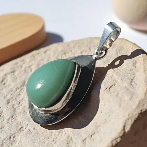 Pendentif en Jade goutte - symbole de paix et protection
