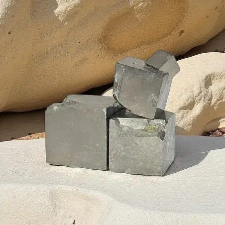Cube en pyrite – cristal doré pour abondance et ancrage