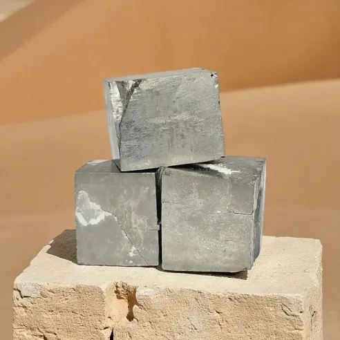 Cube en pyrite – cristal doré pour abondance et ancrage