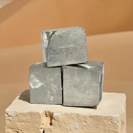 Cube en pyrite – cristal doré pour abondance et ancrage