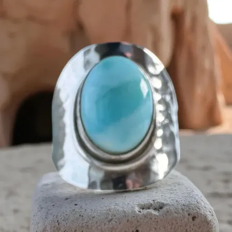 Bague Larimar et Martelée – Sérénité & Expression Sacrée