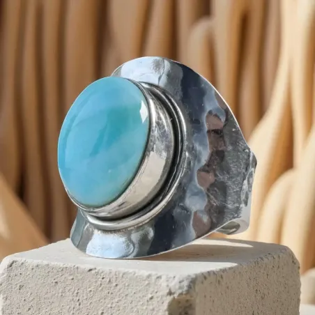 Bague Larimar et Martelée – Sérénité & Expression Sacrée