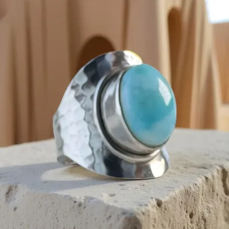 Bague Larimar et Martelée – Sérénité & Expression Sacrée