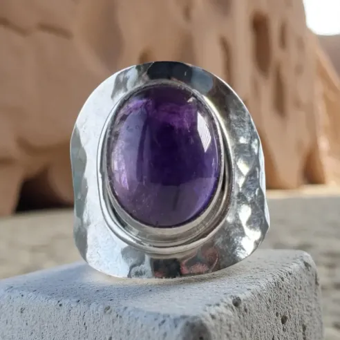 Bague Améthyste et Argent Martelée – Sagesse & Sérénité