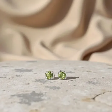 Puces d’oreilles péridot argent – Clarté et renouveau du cœur