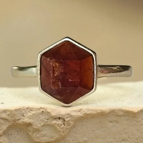Bague Grenat Hexagonale Argent – Énergie, passion & ancrage