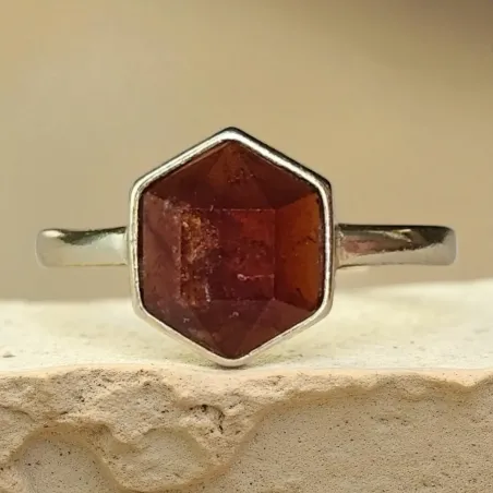 Bague Grenat Hexagonale Argent – Énergie, passion & ancrage