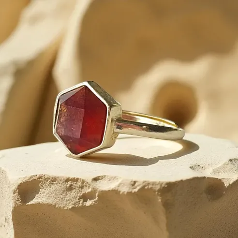 Bague Grenat Hexagonale Argent – Énergie, passion & ancrage
