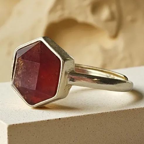 Bague Grenat Hexagonale Argent – Énergie, passion & ancrage