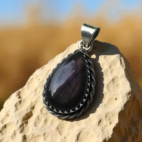 Pendentif labradorite violette goutte – Intuition & armure