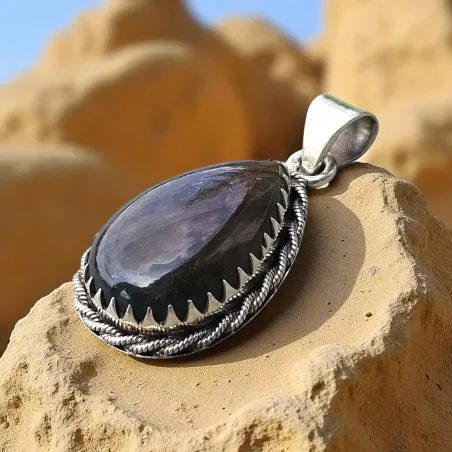 Pendentif labradorite violette goutte – Intuition & armure