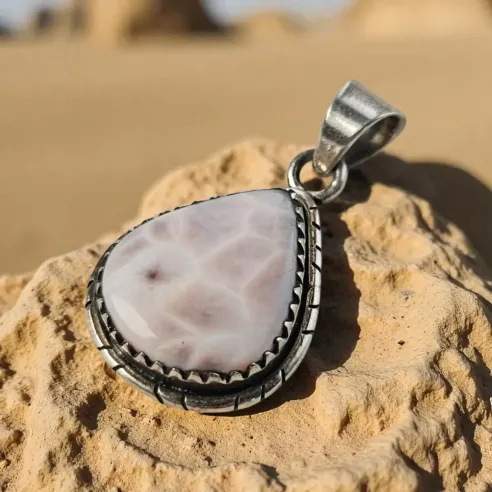 Pendentif Opale Rose naturelle – Douceur et guérison du cœur