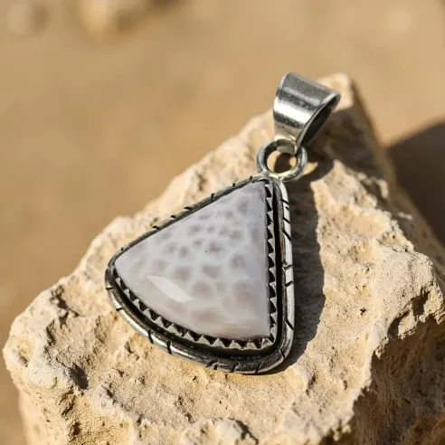 Pendentif Opale Rose triangle – Douceur et guérison du cœur