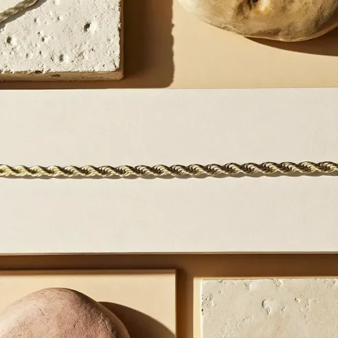 Chaîne torsadée dorée 60 cm – élégance et brillance subtile
