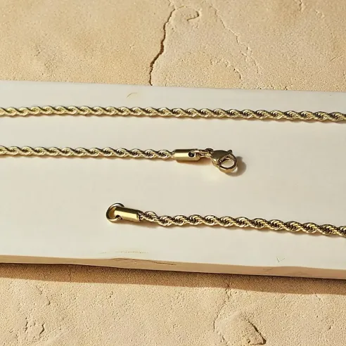 Chaîne torsadée dorée 60 cm – élégance et brillance subtile