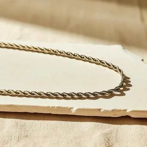 Chaîne torsadée dorée 60 cm – élégance et brillance subtile