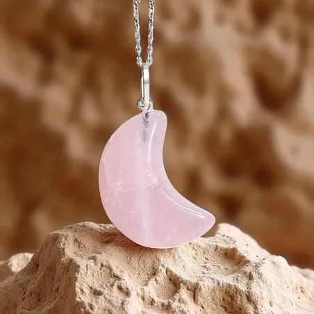 Pendentif Lune en Quartz Rose – Amour & Douceur sacrée