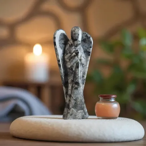 Ange en Larvikite - figurine ornementale en pierre larvikite